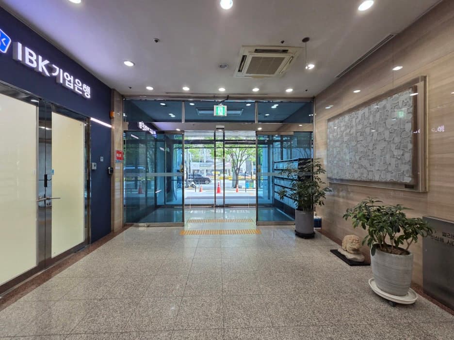 덕명빌딩 1층 로비